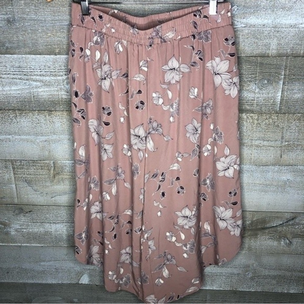 Logo Lori Goldstein size 10 pink floral cutoff pants